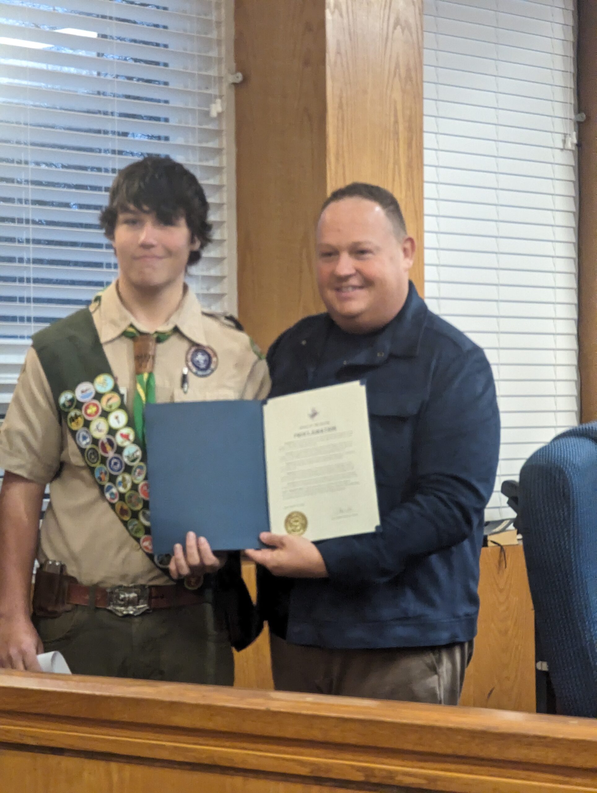 mayor_presenting_award